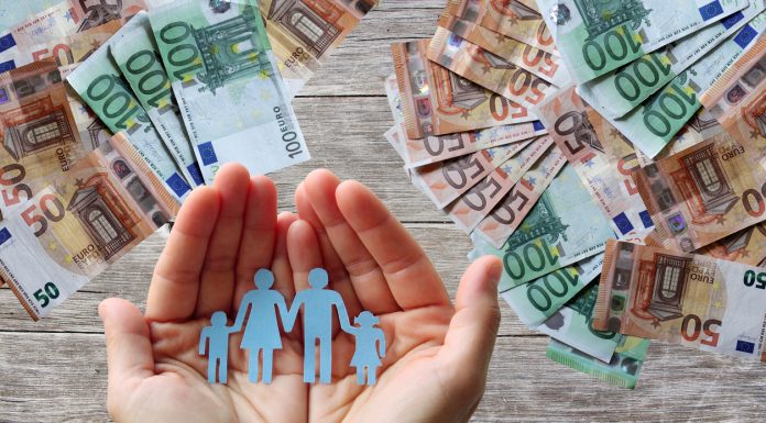 Ajutor financiar pentru părinții care lucrează: Criterii și modalități de solicitare