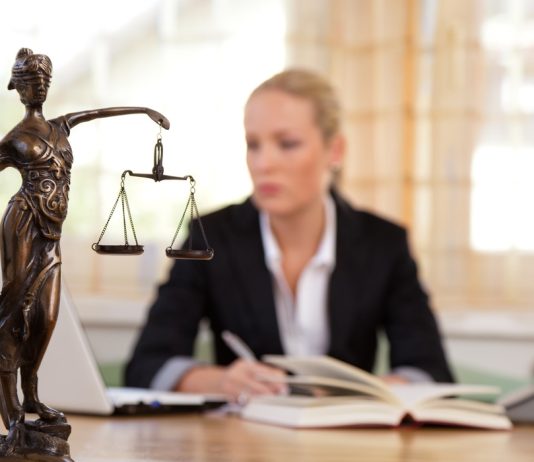 Cât de important este avocatul în procesele judiciare – Sfaturi utile pentru alegerea celui potrivit