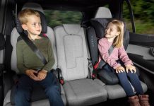 La ce vârstă pot sta copiii în față: Reglementări și recomandări de siguranță