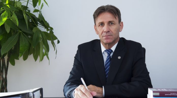 Cum pot verifica acreditările unui avocat străin?