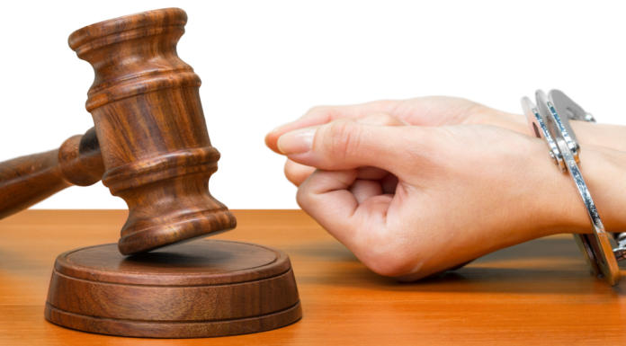 Ce este și cum se aplică reținerea la domiciliu?