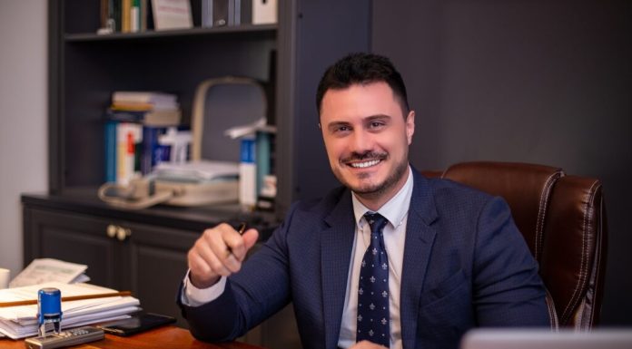 Ce trebuie să fac dacă avocatul meu mă sfătuiește să renunț la proces?