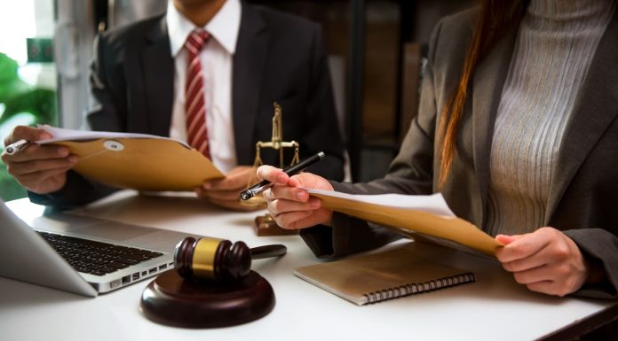 Cum pot solicita reprezentarea unui avocat în instanță?