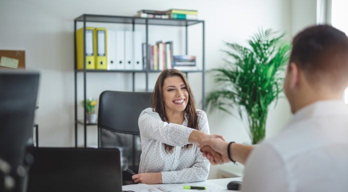 Ce implicații legale are semnarea unui contract cu un avocat?