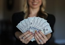 Ce taxe și onorarii percepe un avocat?